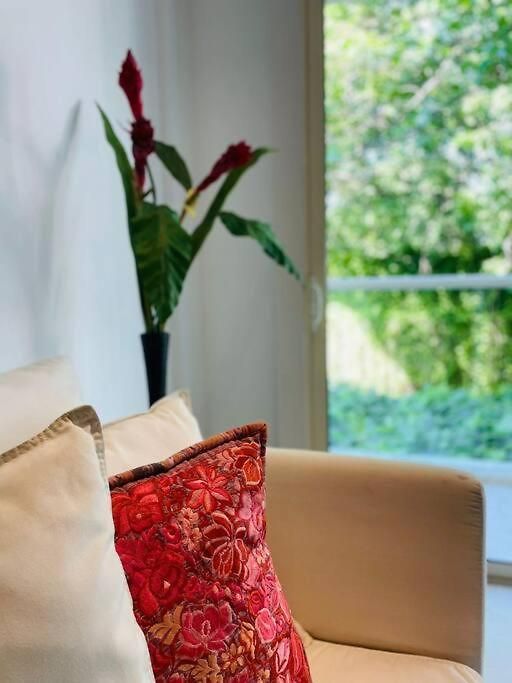 Modern Comfort - Spacious 2br In Walled