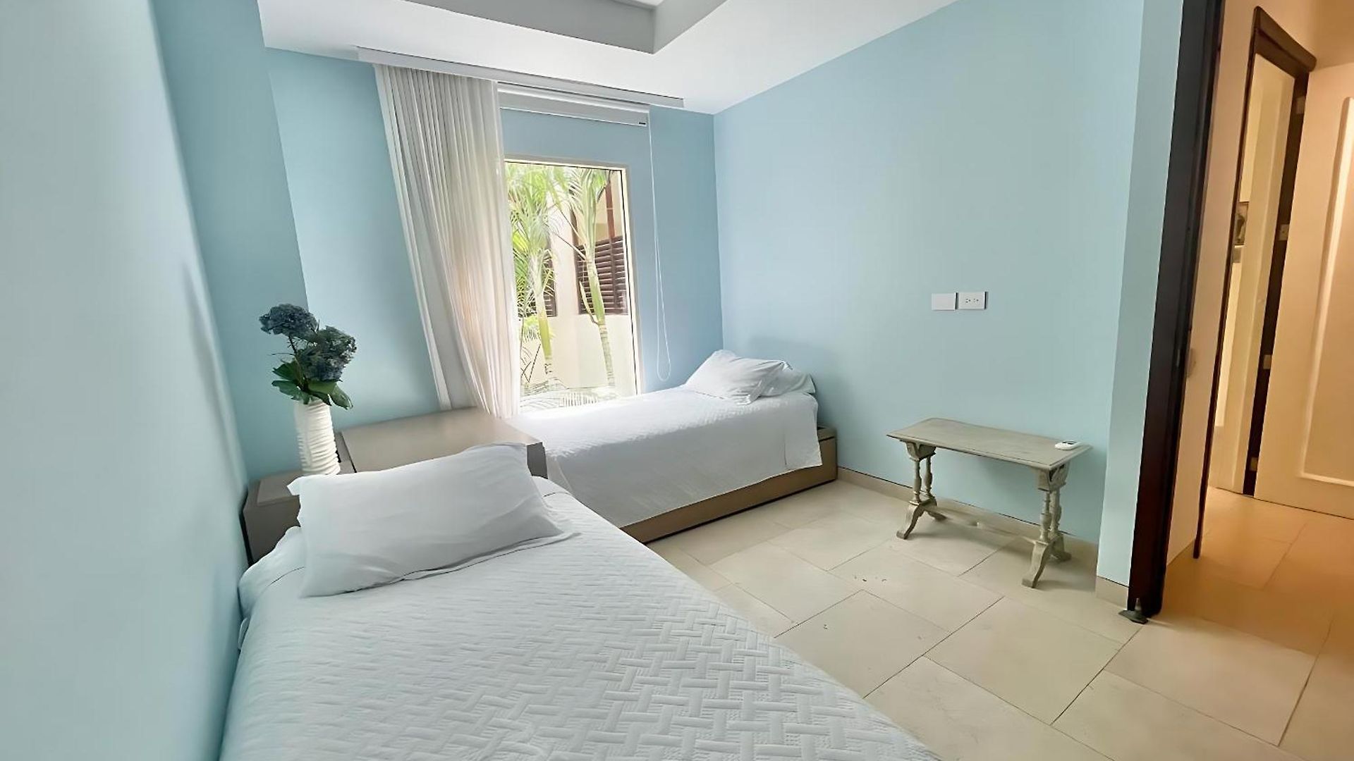 Modern Comfort - Spacious 2br In Walled