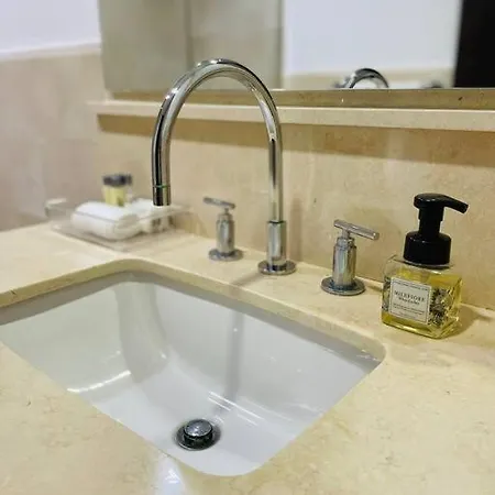 Apartamento Modern Comfort - Spacious 2br In Walled *