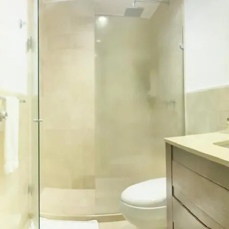 Modern Comfort - Spacious 2br In Walled
