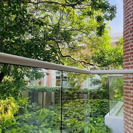 Modern Comfort - Spacious 2br In Walled