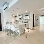 Modern Comfort - Spacious 2Br In Walled City