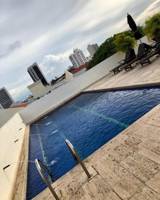 Modern Comfort - Spacious 2br In Walled Apartment *