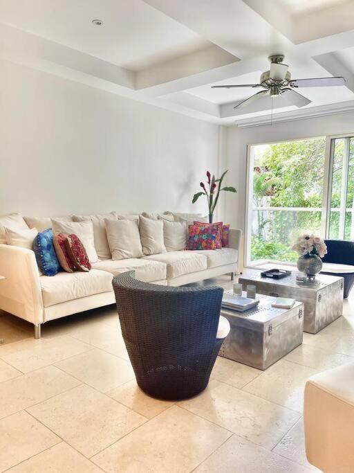 Modern Comfort - Spacious 2br In Walled Apartment *