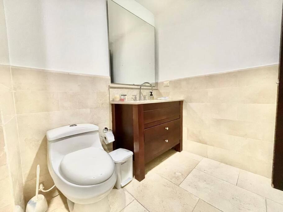 Modern Comfort - Spacious 2br In Walled Apartment