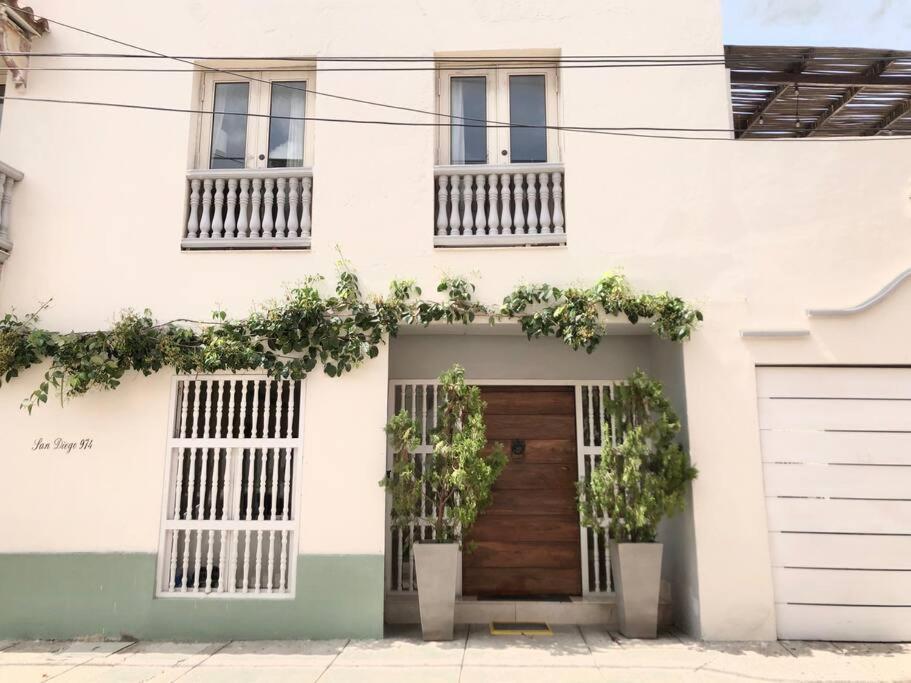 Modern Comfort - Spacious 2br In Walled Apartment *