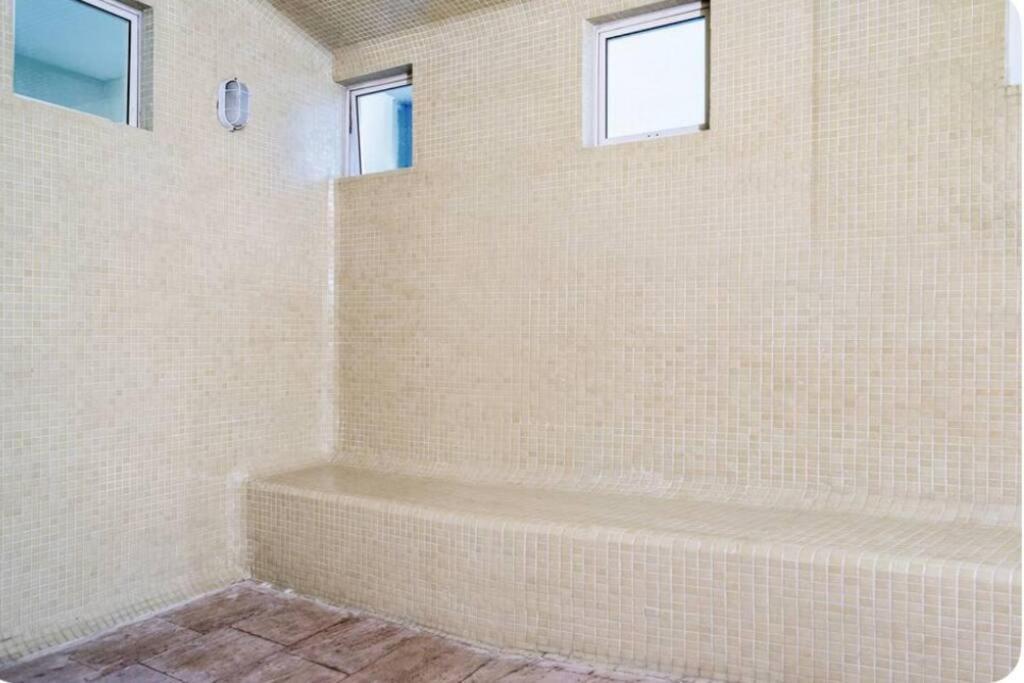 Modern Comfort - Spacious 2br In Walled Apartment *