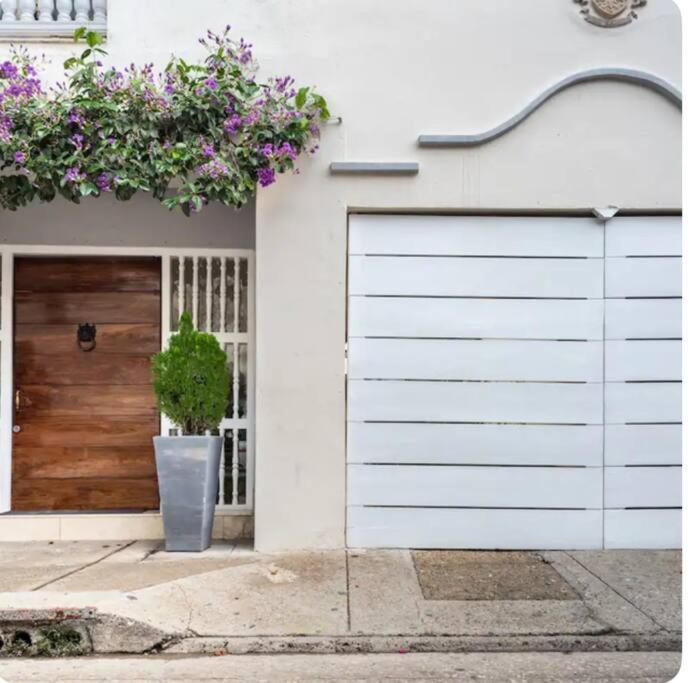 Modern Comfort - Spacious 2br In Walled Apartment *