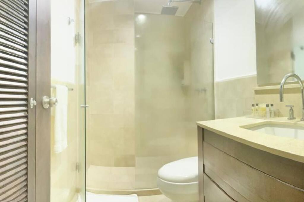 Modern Comfort - Spacious 2br In Walled