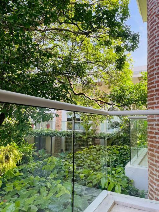 Modern Comfort - Spacious 2br In Walled