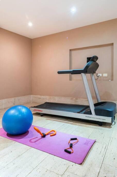 Modern Comfort - Spacious 2br In Walled Apartment