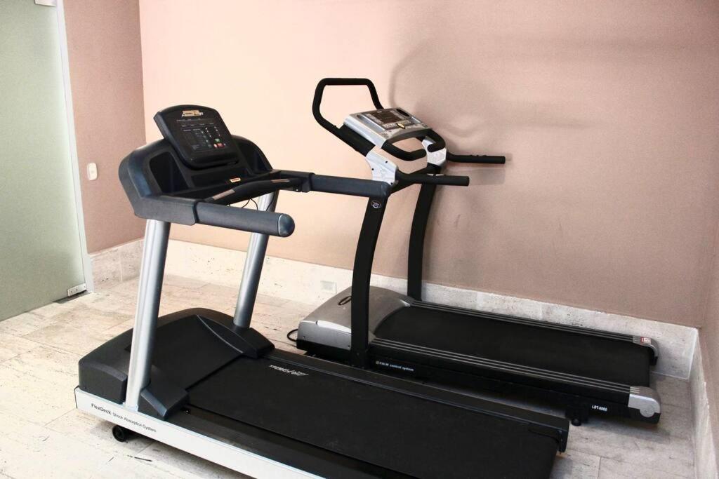 Modern Comfort - Spacious 2br In Walled Apartment *