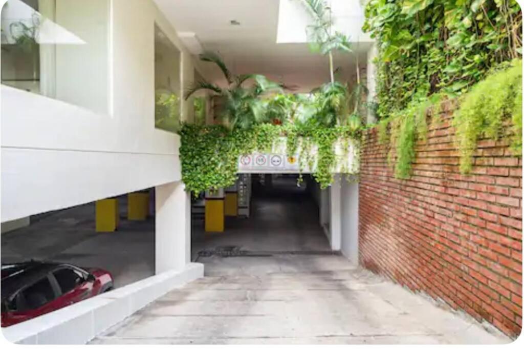 Modern Comfort - Spacious 2br In Walled Apartment