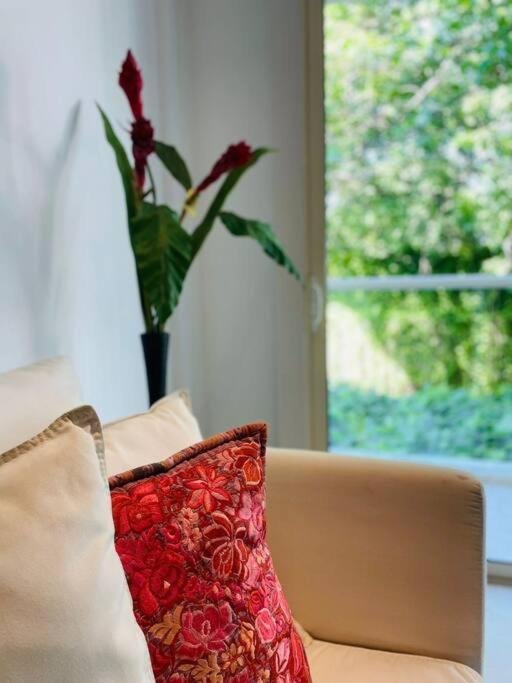 Modern Comfort - Spacious 2br In Walled